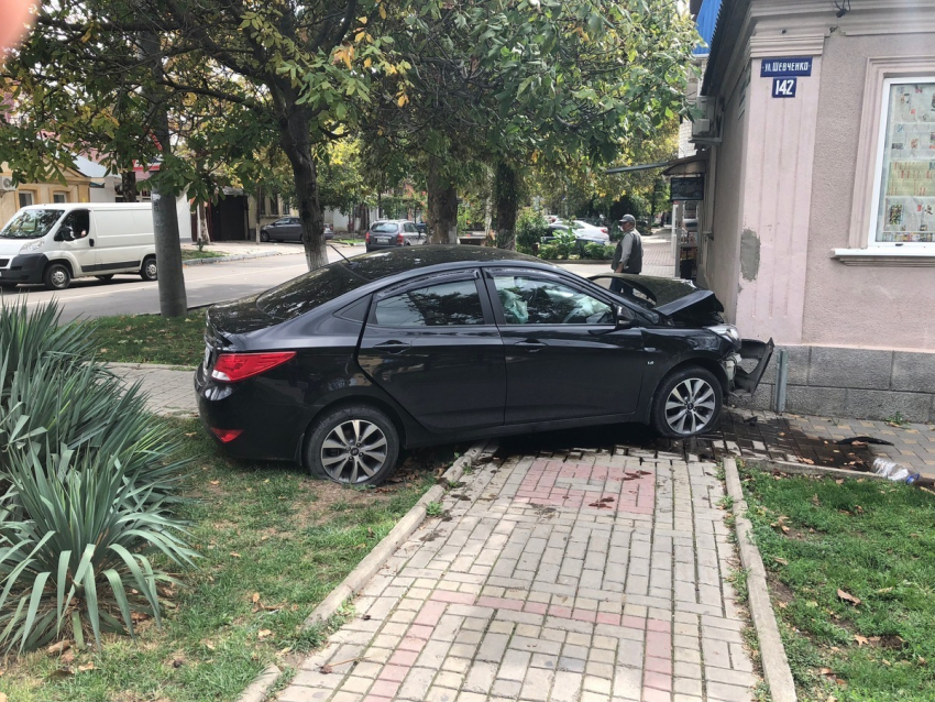 В Анапе иномарка влетела в жилой дом, чудом не пострадали пешеходы