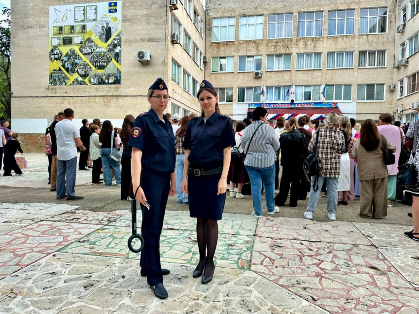Полиция Анапы обеспечила безопасность на последних звонках