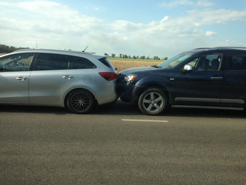 Водители в аэропорту Анапы бьются, пытаясь уложиться в бесплатные 15 мин на стоянке