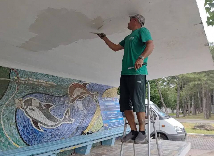 В Анапе начали реставрацию советской остановки с морской мозаикой