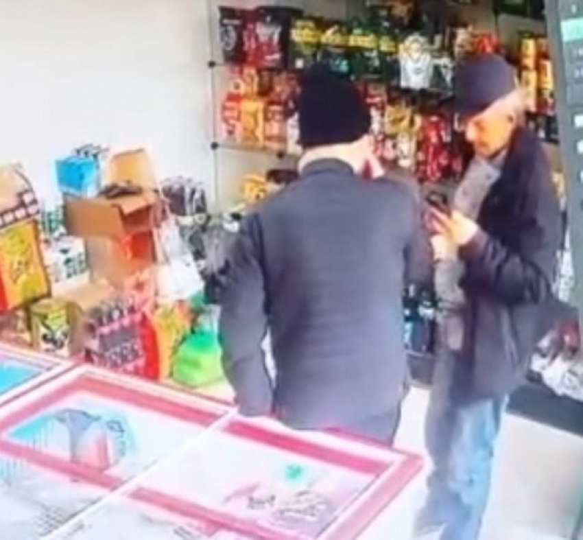 В Анапе 60-летний мужчина украл в магазине чужой телефон