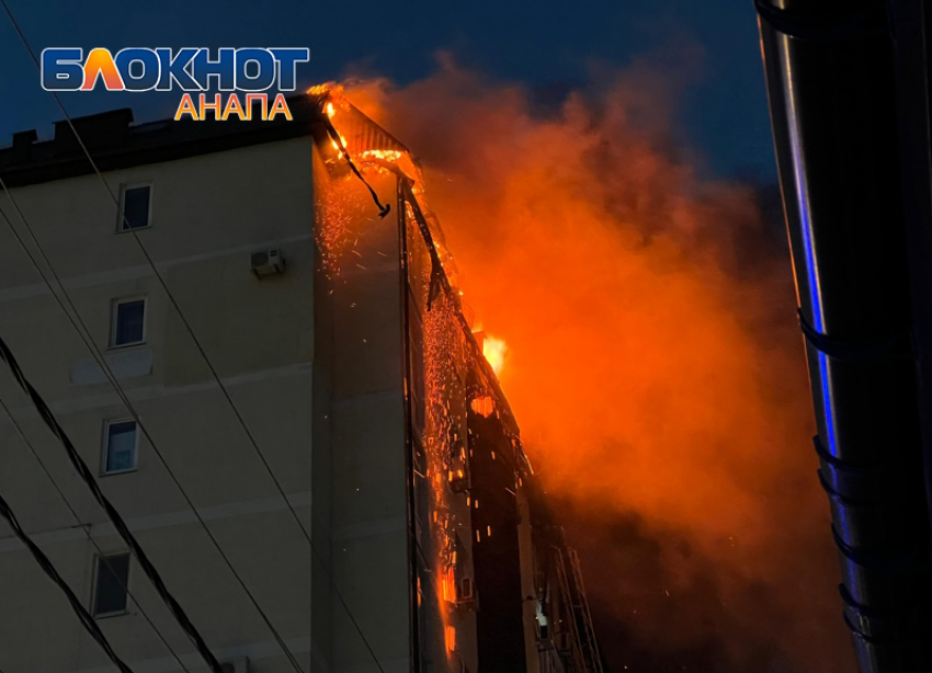 Мощный пожар: в Анапе горит крыша жилого дома