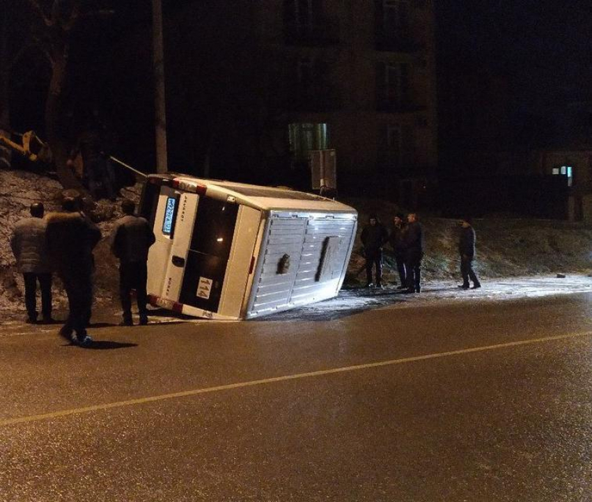 Появилось видео, на котором видно, как перевернулся рейсовый микроавтобус под Анапой