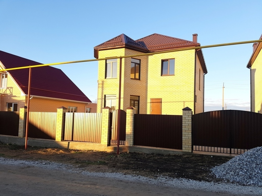 В ст. Анапской продаётся 2-этажный кирпичный дом