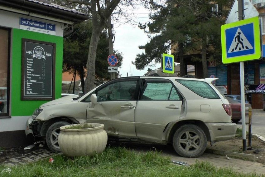 В Анапе водитель «Лексуса» въехал в закусочную на автомобиле