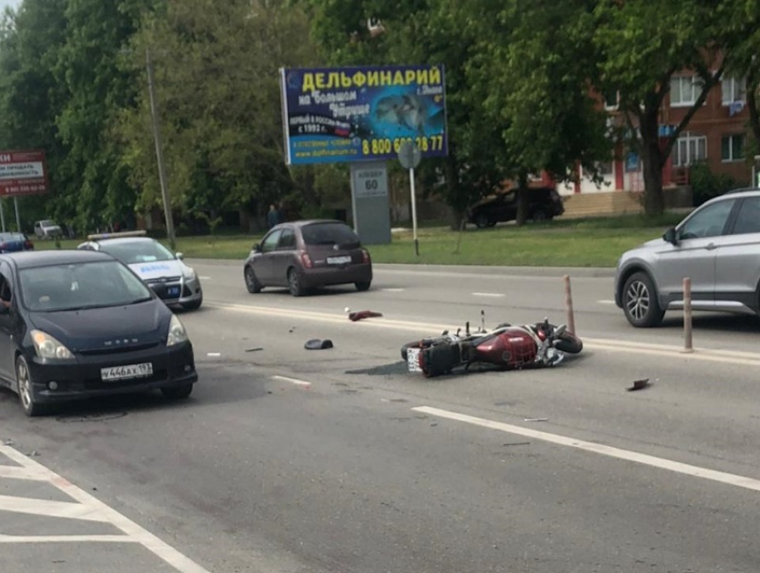 Только что! На улице Ленина в Анапе в ДТП разбился мотоциклист (Видео)