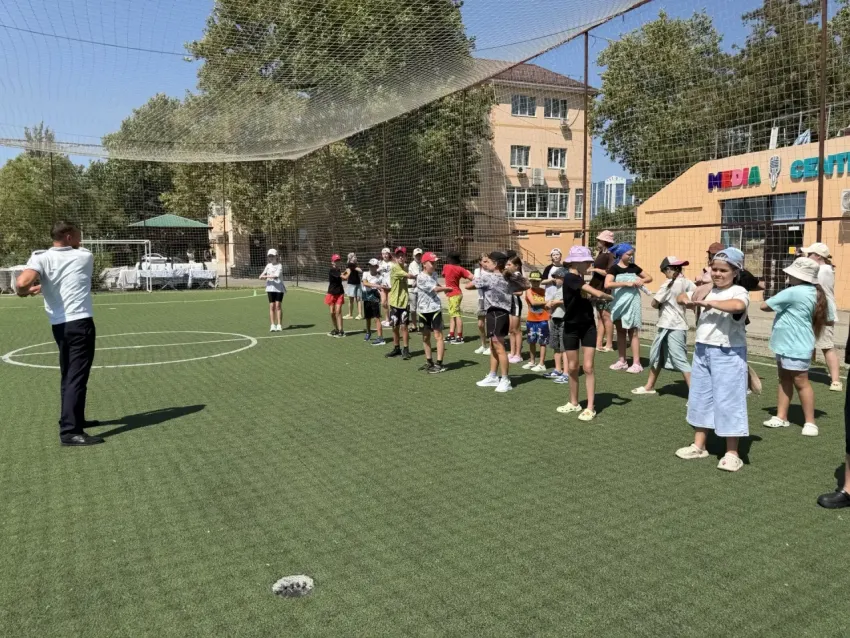 Полицейские Анапы устроили необычную зарядку для детей