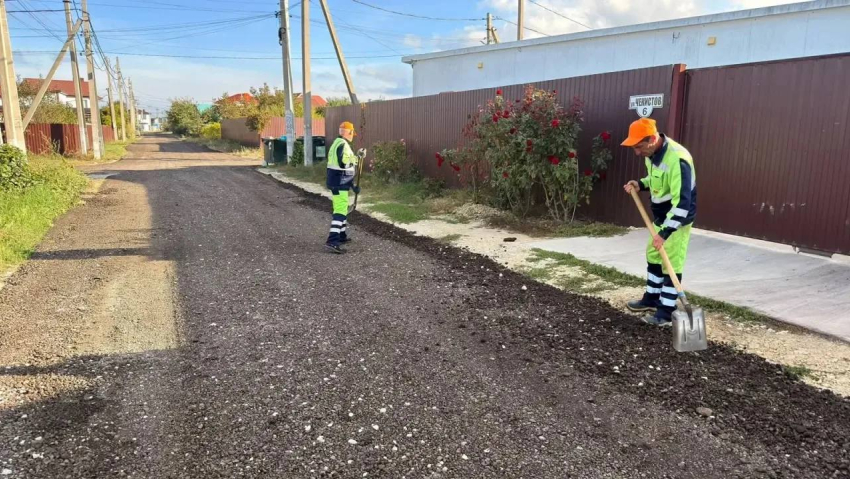 В сёлах и хуторах Анапы продолжают обновлять дорожное покрытие