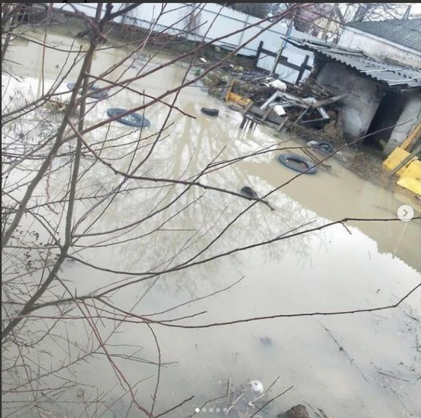  Год новый, а проблемы старые: в Анапской затопило дворы, в Алексеевке по улице течёт река