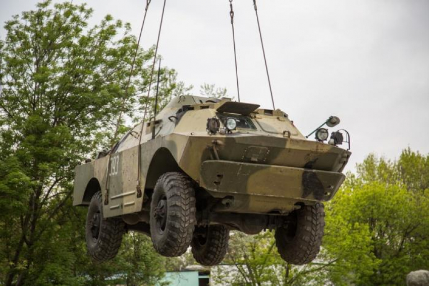 В парк военной техники в Анапе прибыли две пушки и бронетранспортер 