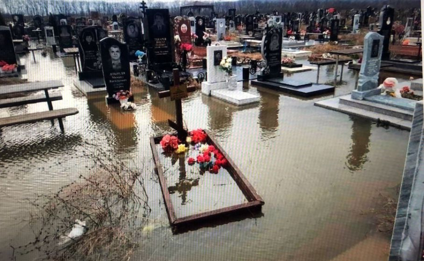 В Анапе из-за дождей десятки могил ушли под воду