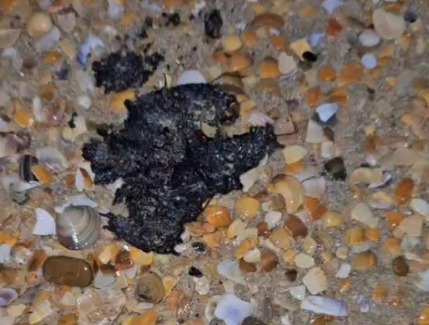 Новая напасть в Анапе: на морской берег вынесло куски мазута