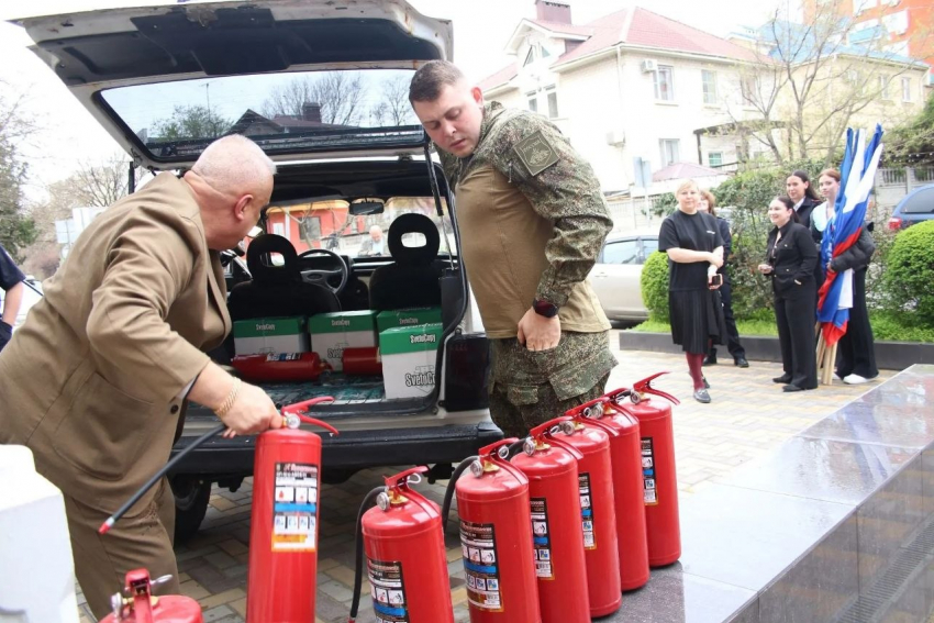 В Анапе студентам представили бойца СВО и передали внедорожник на фронт