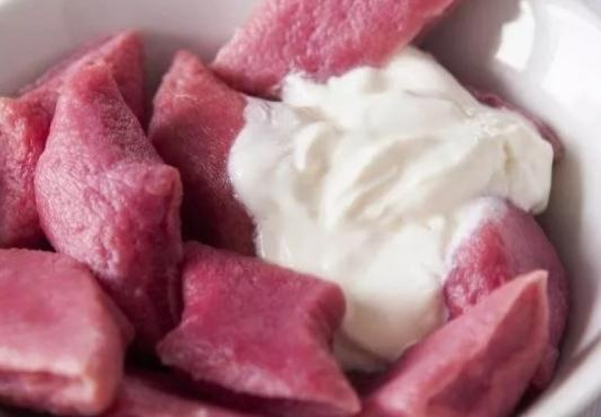 Аномалии в Новороссийске и Анапе: синий омлет в школьной столовке и розовые вареники