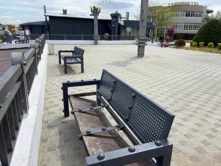Ломают своё же: в Анапе вандалы устроили «рейд» по набережной и скверам