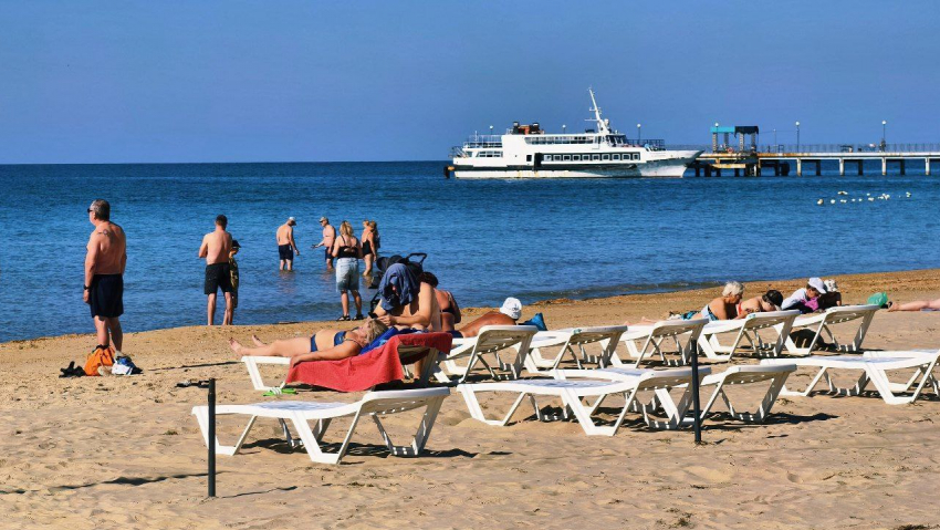 В Анапе начинают медленно разбирать пляжную инфраструктуру 