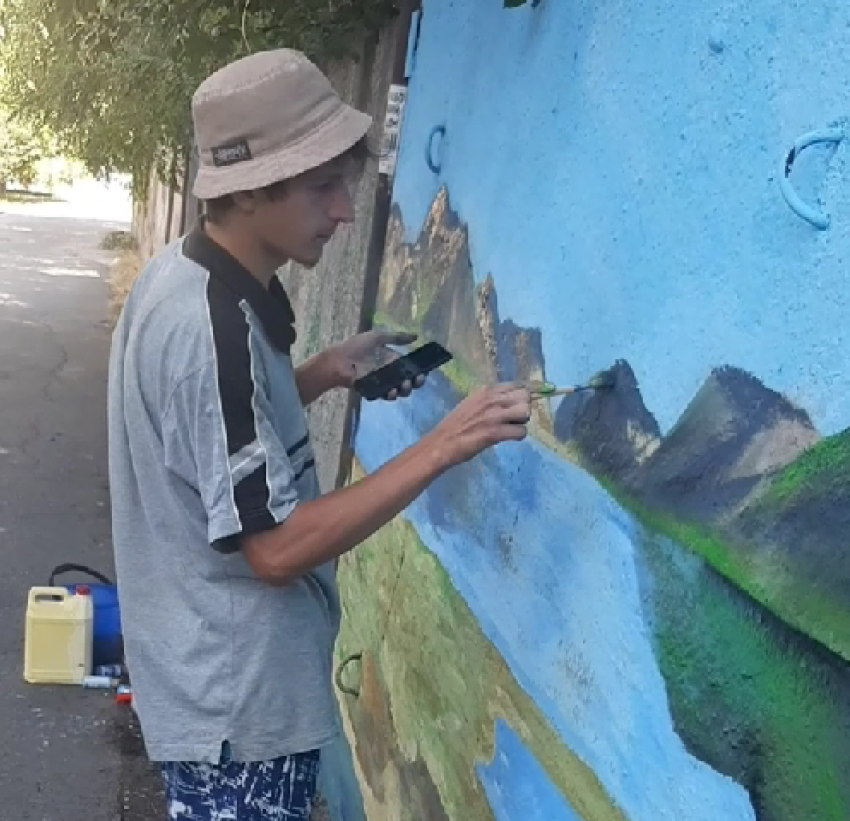"Море на заборе": анапский художник раскрашивает стены в городе