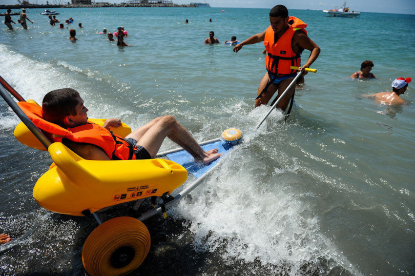 Инвалид - не инвалид: на анапских пляжах людей по сортам не делят