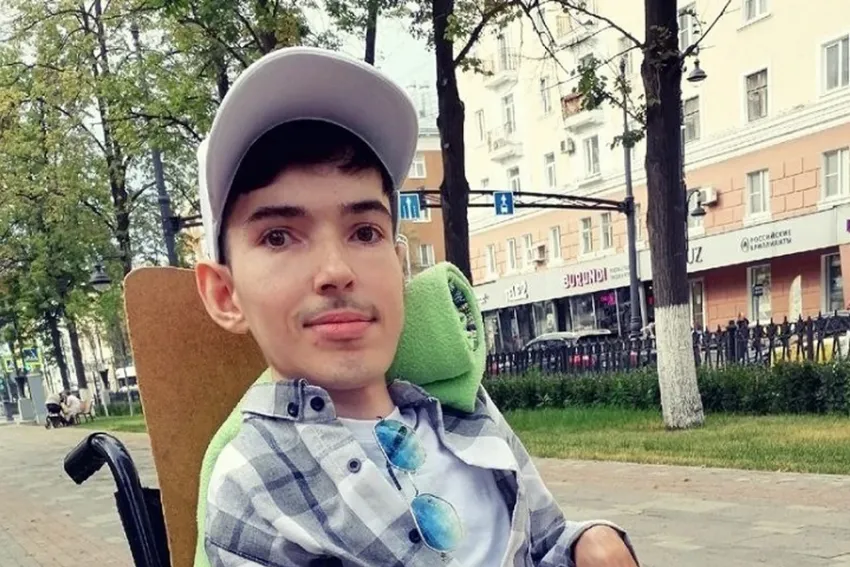 Прикованный к инвалидной коляске анапчанин создал линию молодежной одежды