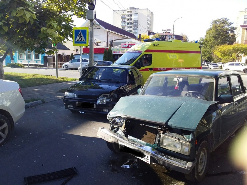 Прямо сейчас! Жёсткая авария в центре Анапы: два «ВАЗа» не поделили дорогу