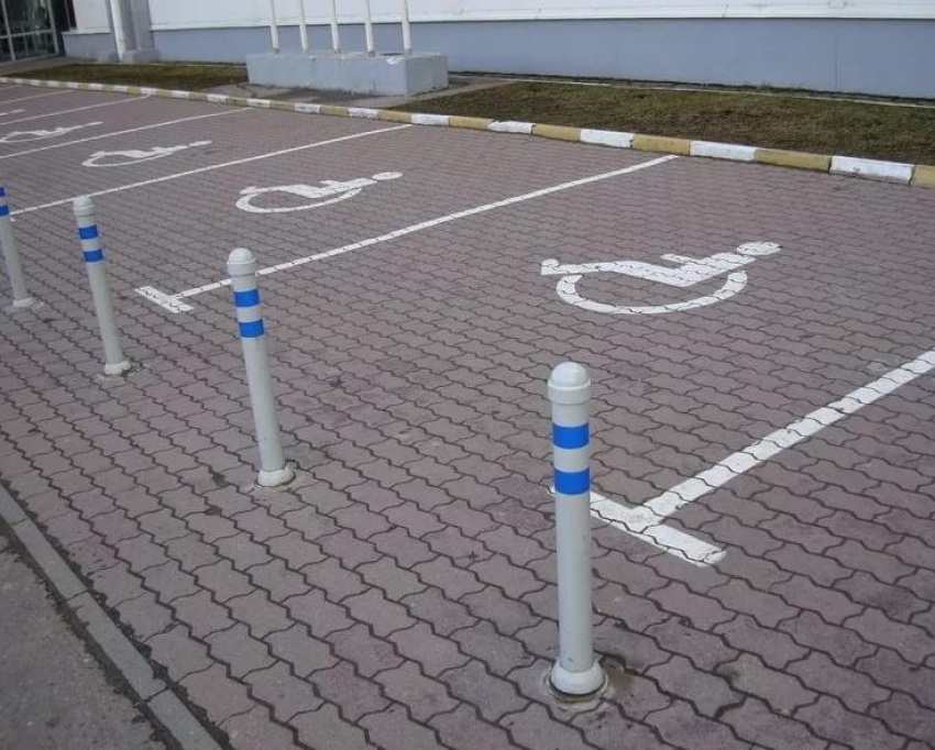 Многодетным семьям в Анапе разрешат парковаться на местах для инвалидов