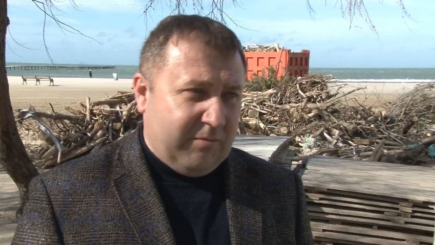 Бытовой мусор к берегам Анапы прибивает с Крыма, а палки и бревна - со стороны Туапсе
