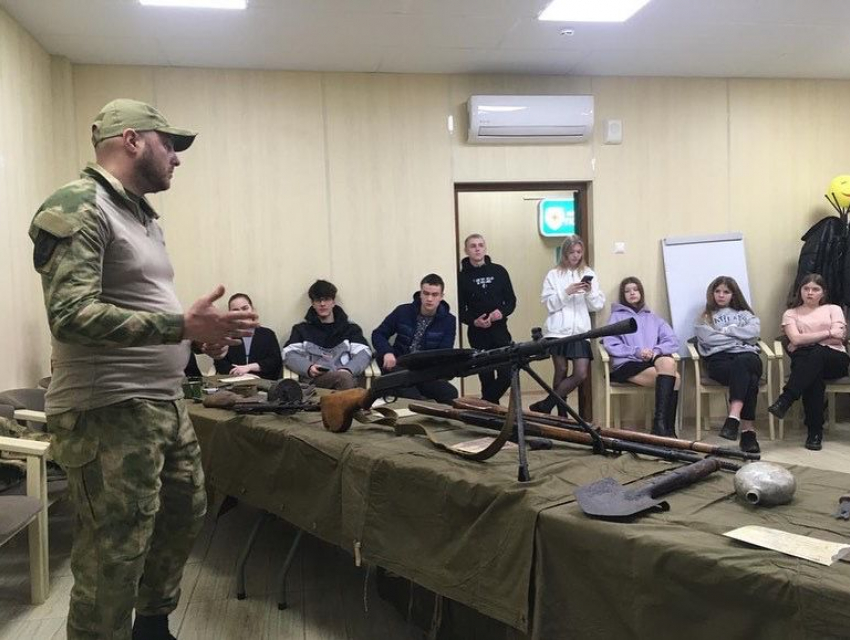 В «Смене» под Анапой школьникам показали оружие Победы