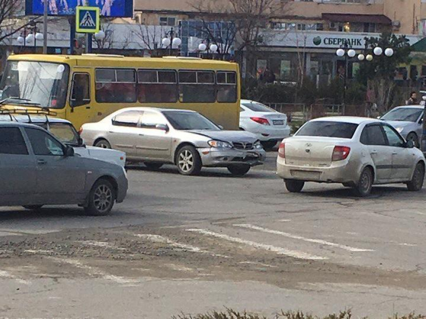 В Анапе возле Южного рынка двум «японцам» не хватило места на дороге