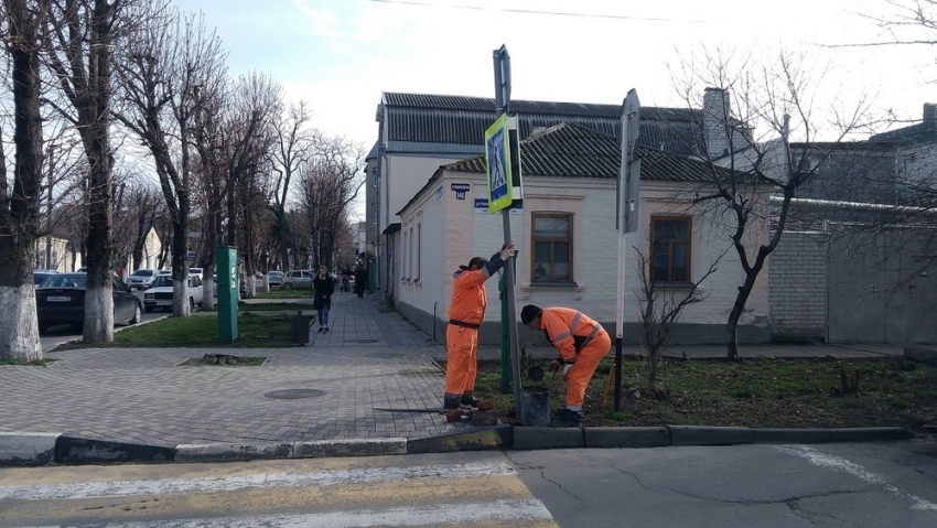 В Анапе устанавливают новые дорожные знаки сразу на нескольких улицах