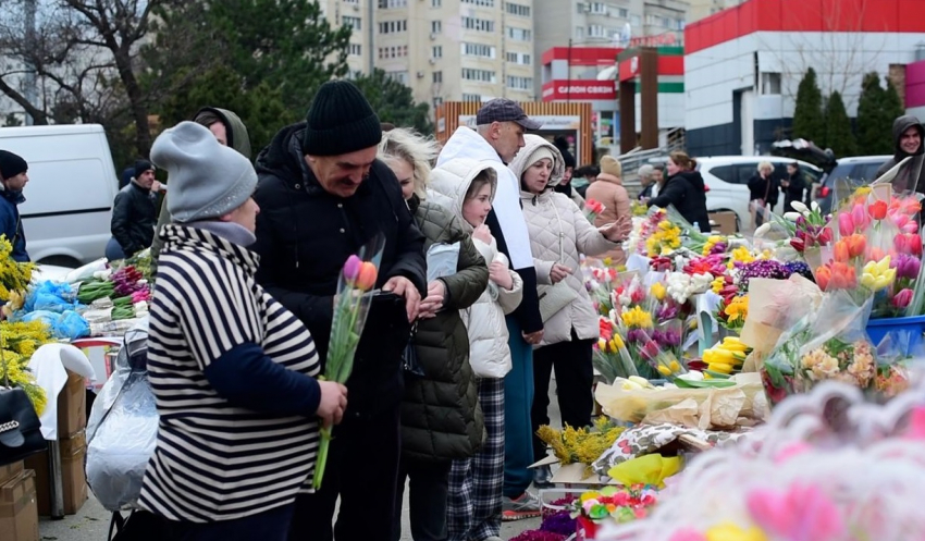 Длинные очереди и многообразие выбора: в Анапе открыты десятки цветочных ярмарок