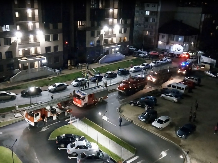 В Анапе к одной из новостроек приехало 5 пожарных машин