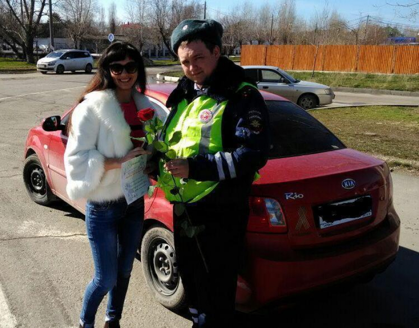 Розы и открытки: сотрудники ДПС в Анапе поздравили автоледи с 8 марта
