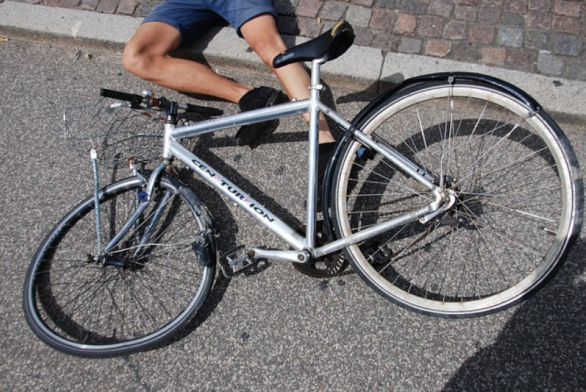 На пешеходном переходе в Анапской велосипедист разбил лобовуху «жигулям", но остался жив