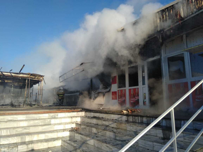 Крупный пожар недалеко от Анапы: горели торговые роллеты
