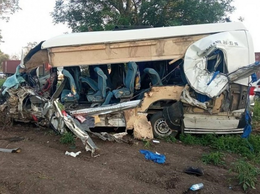 Два ребенка и женщина погибли в ДТП с микроавтобусом из Анапы