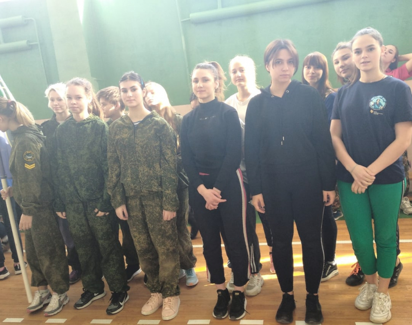 Анапчанки Ирина Деревянко и Анастасия Романова показали, как они владеют оружием
