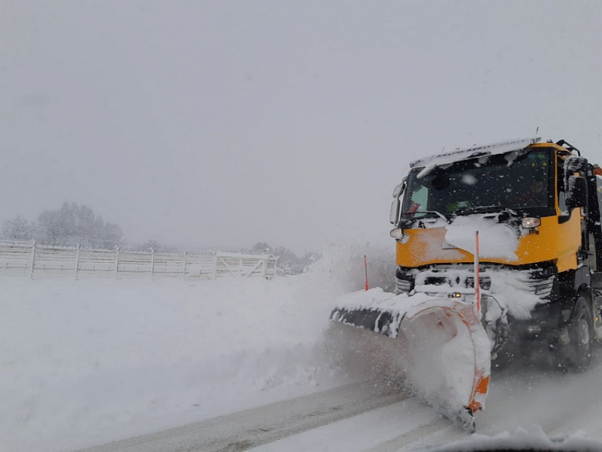 На дорогах Кубани, в том числе Анапы, снег убирают более 300 единиц техники
