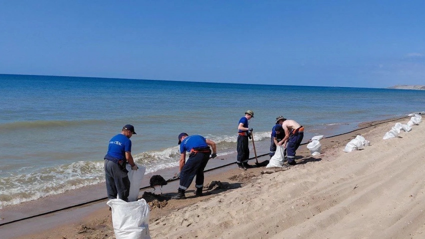 В Анапе усилили защиту побережья из-за угрозы загрязнения нефтепродуктами