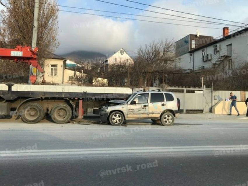 Рядом с Анапой, в Новороссийске мужчина едва не поплатился жизнью в ДТП с эвакуатором