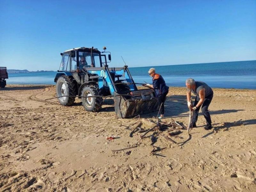 На пляжах Анапы завершили очистку нового песка от камней и мусора