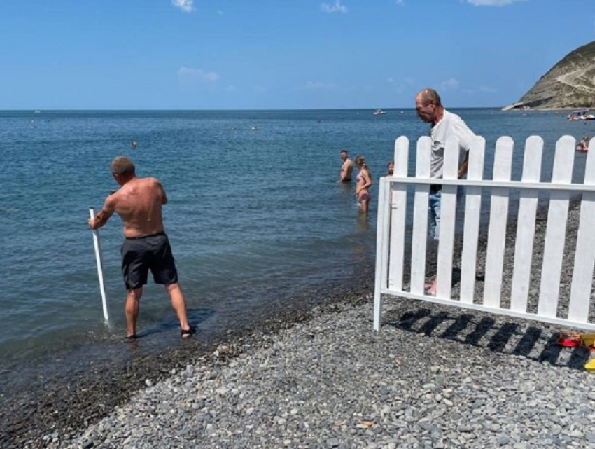 «Самовольный захват пляжа»: забор «уходит» прямо в море