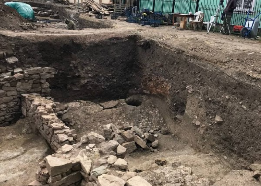 В Анапе на территории санатория археологами были обнаружены захоронения древнего города 