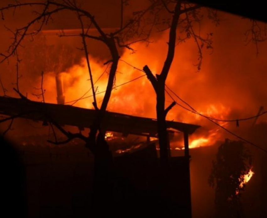 В Анапской сгорел заброшенный дом, ставший приютом для бомжей
