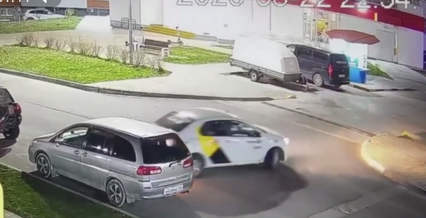 В Анапе водитель такси устроил ДТП и скрылся с места происшествия