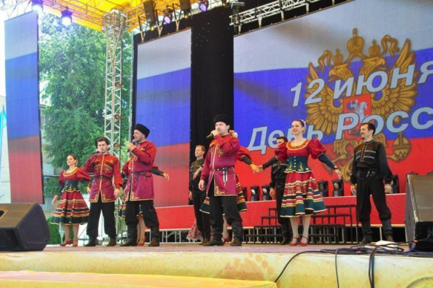 День России в Анапе отметили на Театральной площади