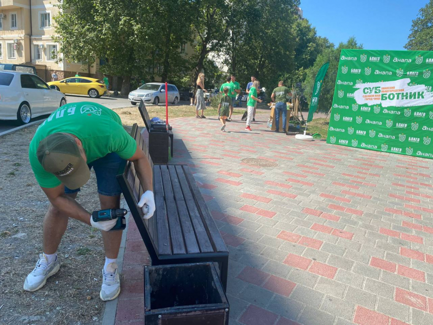 В Анапе и анапских поселениях прошел общегородской субботник 