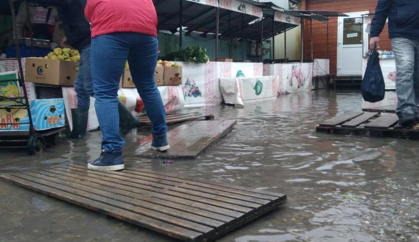 Ливневки в Анапе бесполезны: проливные дожди в очередной раз подтопили улицы курорта