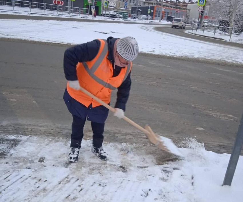 В Анапе продолжают бороться с гололедицей на дорогах 