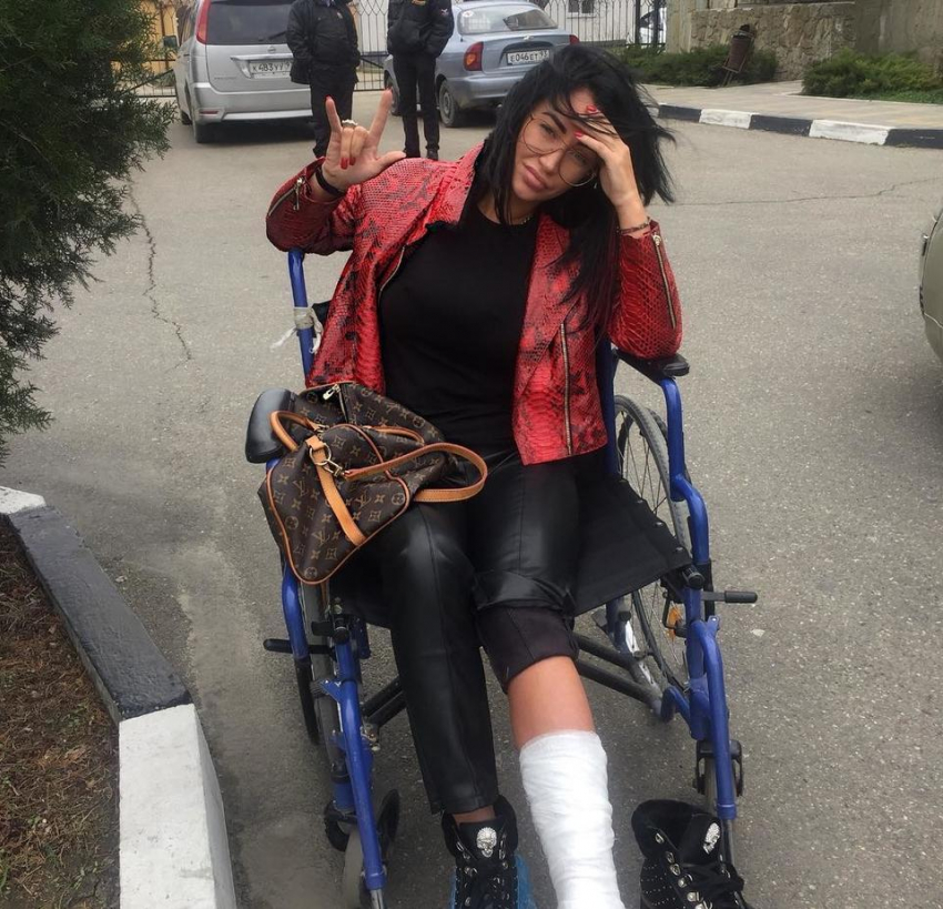 Бывшая участница проекта «ДОМ-2» сломала ногу в Анапе