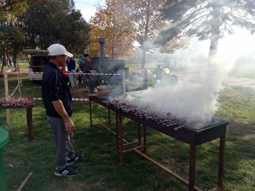 В Витязево, недалеко от Анапы, на праздник целый день кормили всех шашлыком бесплатно